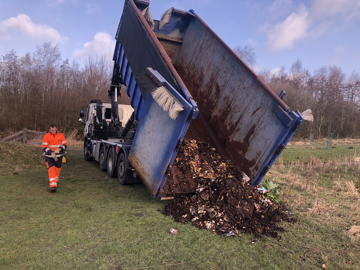 Compost uit wormenhotel geoogst voor zenbos